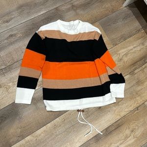 Medium sweater with pull string.